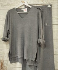 Conjunto cuello pico gris