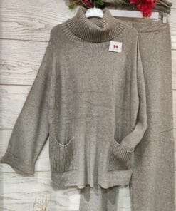 Conjunto gris cuello. Conjunto que consta de jersey cuello vuelto largo con bolsillos y pantalon con goma en la cintura. Un conjunto perfecto para los días más frios de este otoño/invierno combínalo con deportivas y un trench o abrigo. No pica y el cuello no agobia nada.