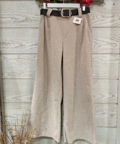 Pantalon palazzo tipo pana. Cintura de goma, bolsillos laterales y cinturón en negro con detalles dorados. Este otoño/invierno la pana viene pisando fuerte no te puedes quedar sin este pantalón combínalo con zapatillas para tus looks más urbanos y con botín o taconazo para tus looks de fiesta. La comodidad no esta reñida con el estilo. TALLA ÚNICA.