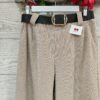 Pantalon palazzo tipo pana. Cintura de goma, bolsillos laterales y cinturón en negro con detalles dorados. Este otoño/invierno la pana viene pisando fuerte no te puedes quedar sin este pantalón combínalo con zapatillas para tus looks más urbanos y con botín o taconazo para tus looks de fiesta. La comodidad no esta reñida con el estilo. TALLA ÚNICA.