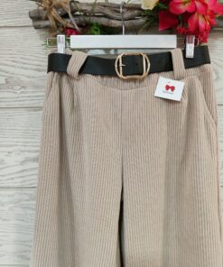 Pantalon palazzo tipo pana. Cintura de goma, bolsillos laterales y cinturón en negro con detalles dorados. Este otoño/invierno la pana viene pisando fuerte no te puedes quedar sin este pantalón combínalo con zapatillas para tus looks más urbanos y con botín o taconazo para tus looks de fiesta. La comodidad no esta reñida con el estilo. TALLA ÚNICA.