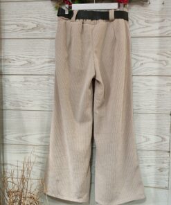 Pantalon palazzo tipo pana. Cintura de goma, bolsillos laterales y cinturón en negro con detalles dorados. Este otoño/invierno la pana viene pisando fuerte no te puedes quedar sin este pantalón combínalo con zapatillas para tus looks más urbanos y con botín o taconazo para tus looks de fiesta. La comodidad no esta reñida con el estilo. TALLA ÚNICA.