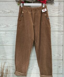 Pantalon pana botones. Pantalón tipo pana con cintura elástica, corte baggy y bolsillos laterales con detalle de botones dorados. La comodidad hecha pantalón, un básico combínalo con botines o con deportivas sirve para todo.