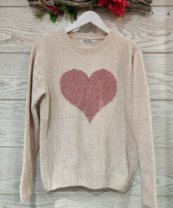 jersey corazon beige. Jersey tipo chenilla cuello redondo y elástico en puños y parte de abajo. Un básico con un detalle especial de corazon que tengo nos gusta. Suave y calentito lo tiene todo para este invierno. Puedes ponertelo sólo con una lencera caprichosa o con una camisa tiene mil combinaciones.