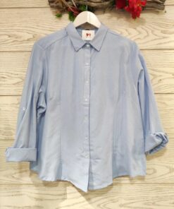 Camisa azul oxford. Camisa básica tipo oxford con su característico color azul. Corte entallado. Tallas desde la S a XXL. Ideal para looks de oficina pero también la puedes utilizar en tus looks más sport. Un básico que todo armario debe tener.