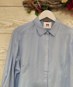 Camisa oxfor de cerca. Camisa básica tipo oxford con su característico color azul. Corte entallado. Tallas desde la S a XXL. Ideal para looks de oficina pero también la puedes utilizar en tus looks más sport. Un básico que todo armario debe tener.