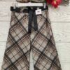 Pantalon escocia. Pantalón corte palazzo goma en la cintura y detalle de lazo en el cinturón. Tiene un estampado precioso en cuadros y la tela es gordita ideal para el frio. No te puedes quedar sin este pantalon para tus looks navideños, además hay diferentes tonos para combinar.