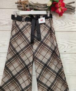 Pantalon escocia. Pantalón corte palazzo goma en la cintura y detalle de lazo en el cinturón. Tiene un estampado precioso en cuadros y la tela es gordita ideal para el frio. No te puedes quedar sin este pantalon para tus looks navideños, además hay diferentes tonos para combinar.