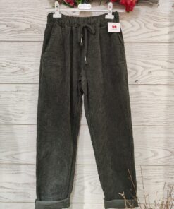 pantalon bosque. Pantalon corte tipo baggy con goma en la cintura y cordón ajustable. La tela es tipo pana gordita tiene bolsillos laterales. La comodidad y la ropa del día a día es lo que más nos gusta en caprichosa este pantalon con un tono verde muy en tendencia es perfecto para los looks más sport.