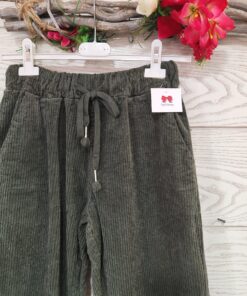 pantalon bosque de cerca. Pantalon corte tipo baggy con goma en la cintura y cordón ajustable. La tela es tipo pana gordita tiene bolsillos laterales. La comodidad y la ropa del día a día es lo que más nos gusta en caprichosa este pantalon con un tono verde muy en tendencia es perfecto para los looks más sport.