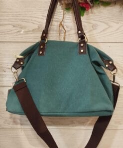 BOLSO AZUL, Bolso grande para llevar todo lo que necesitas en tu día a día. Tiene asa corta tipo piel y asa larga regulable de tela. En el interior bolso pequeño con cierre de cremallera.