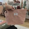 Puetes utilizarlo como neceser o como bolso ya que incluye dos correas tipo piel una larga para curzar y corta para llevar de mano. Lo mejor de todo se puede personalizar.