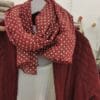 pañuelo corazoón. Fular con estampado de corazon para dar el toque final a tu look. Finito y de algodón no da calor perfecto para entretiempo.