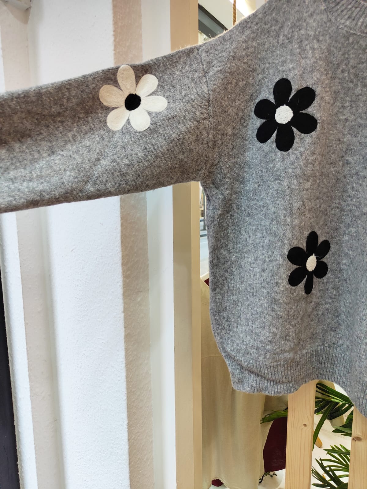 jersey de flores gris jersey de flores gris