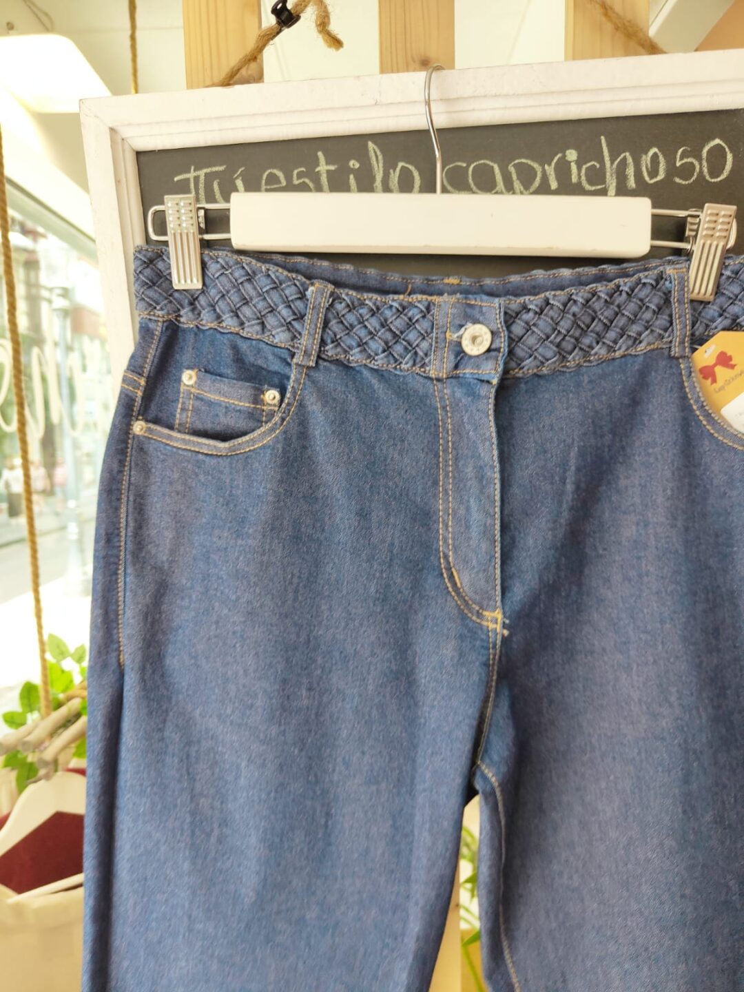 Denim RELAXED.Pantalón vaquero azul medio con bajo vuelto y cinturón trenzado a juego. Corte recto y cómodo, ideal para looks diarios con un toque especial.