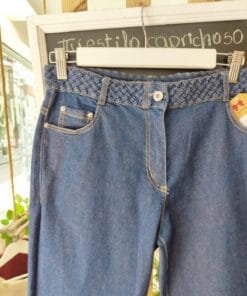 Denim RELAXED.Pantalón vaquero azul medio con bajo vuelto y cinturón trenzado a juego. Corte recto y cómodo, ideal para looks diarios con un toque especial.