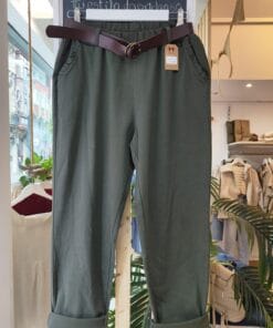 Pantaloncinturoncaqui. Comodidad y estilo se unen en este pantalón verde militar con cinturón marrón. Corte relaxed, bolsillos laterales y tejido suave que se adapta a tu día a día con un toque sofisticado. Ideal para combinar con básicos o camisas fluidas.