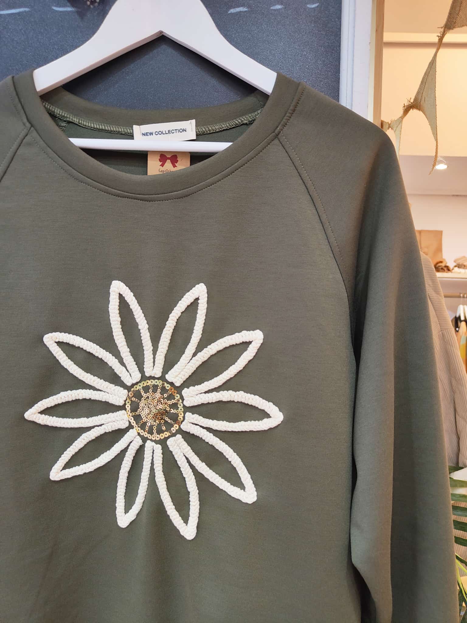 Sudadera flor verde cerca Sudadera flor verde cerca