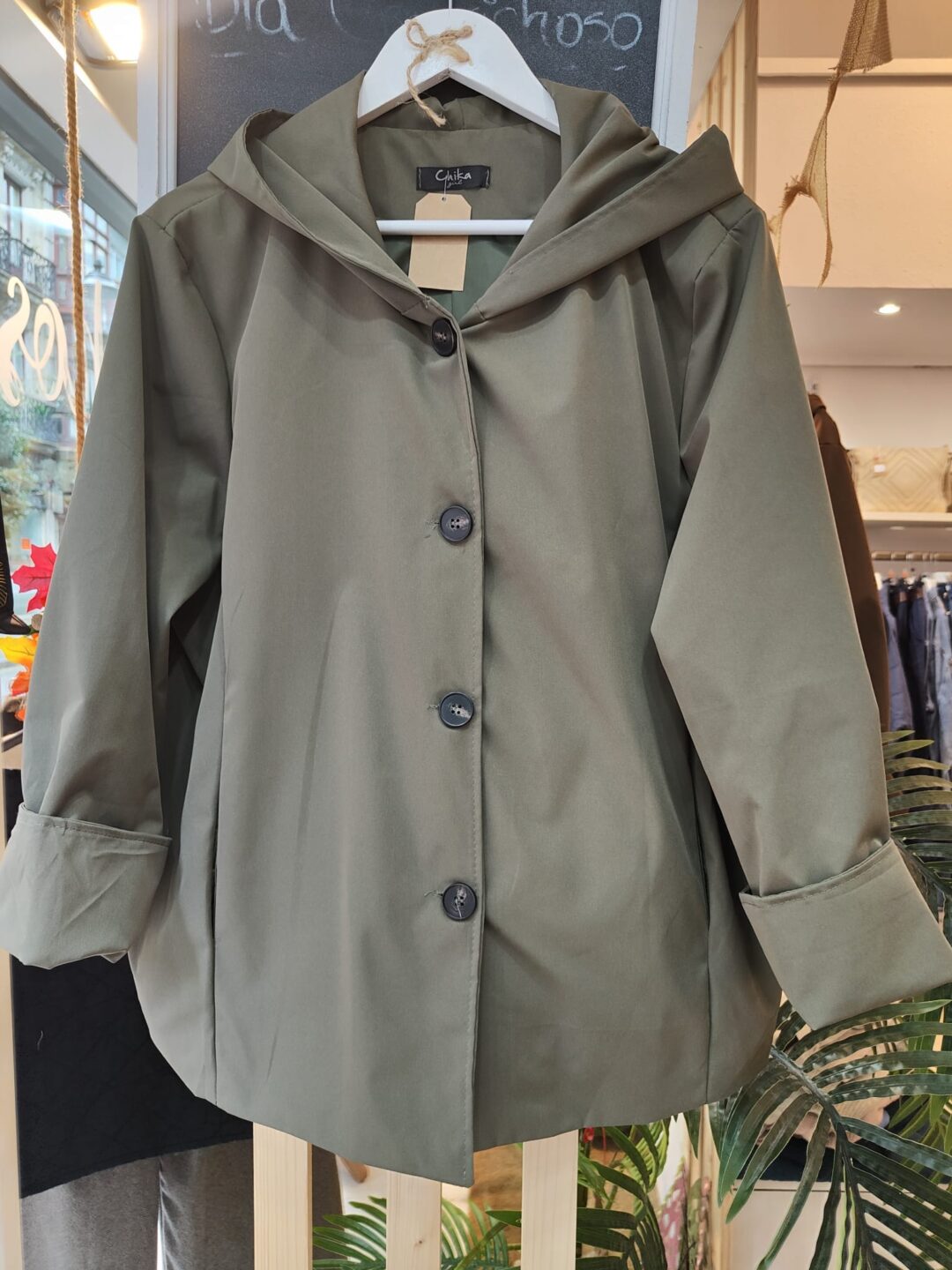 Parka verde con capucha