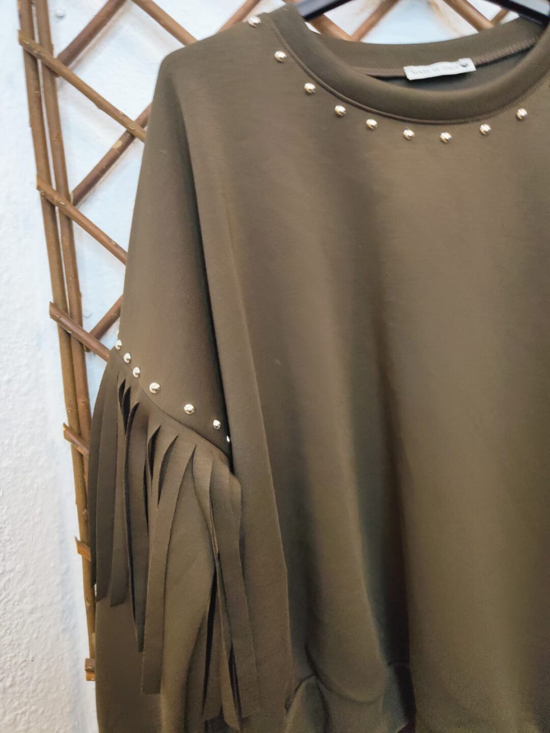 Sudadera marrón flecos