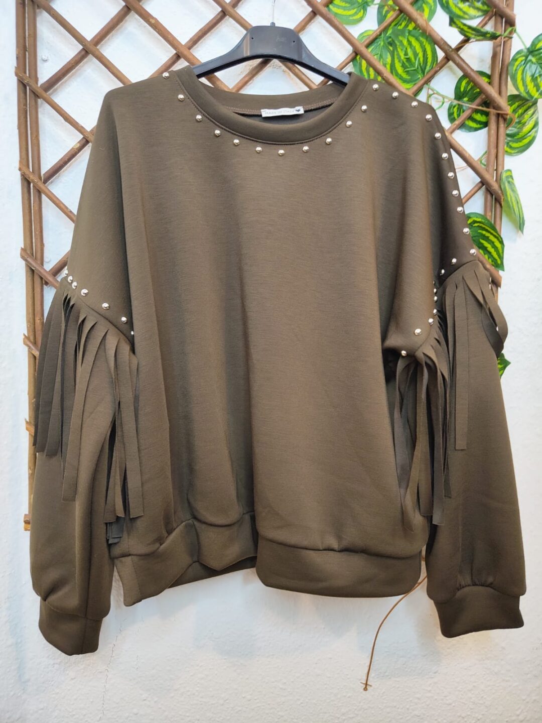 sudadera flecos y bolas marrón