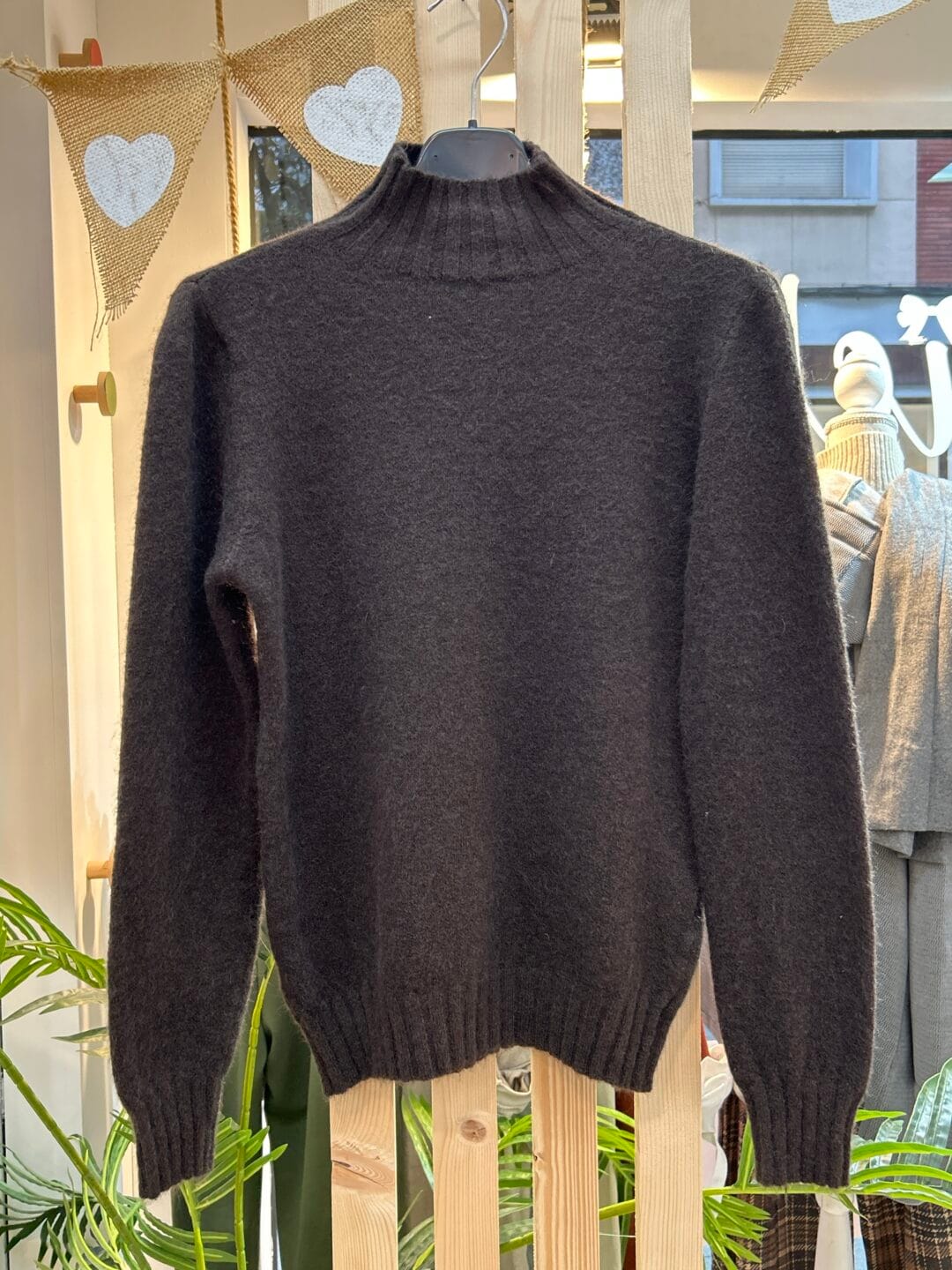 Jersey negro cuello alto