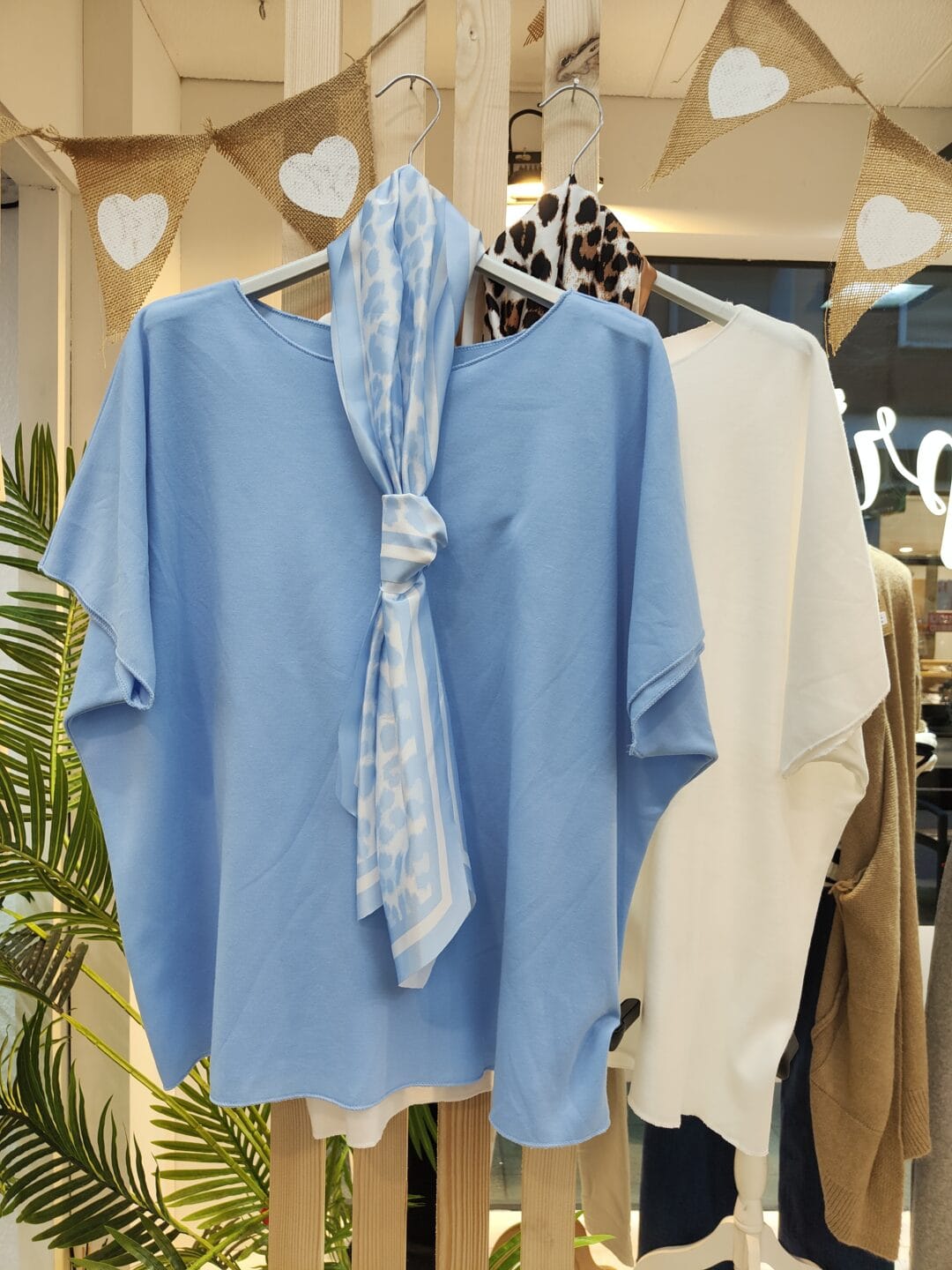 Camiseta con detalle de pañuelo