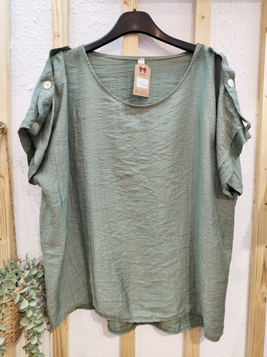 Blusa fluida con detalle de botones