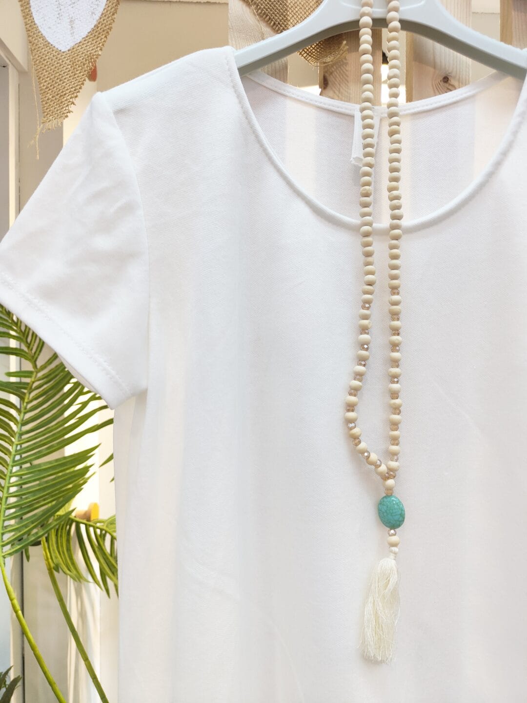 Camiseta manga corta con detalle de collar