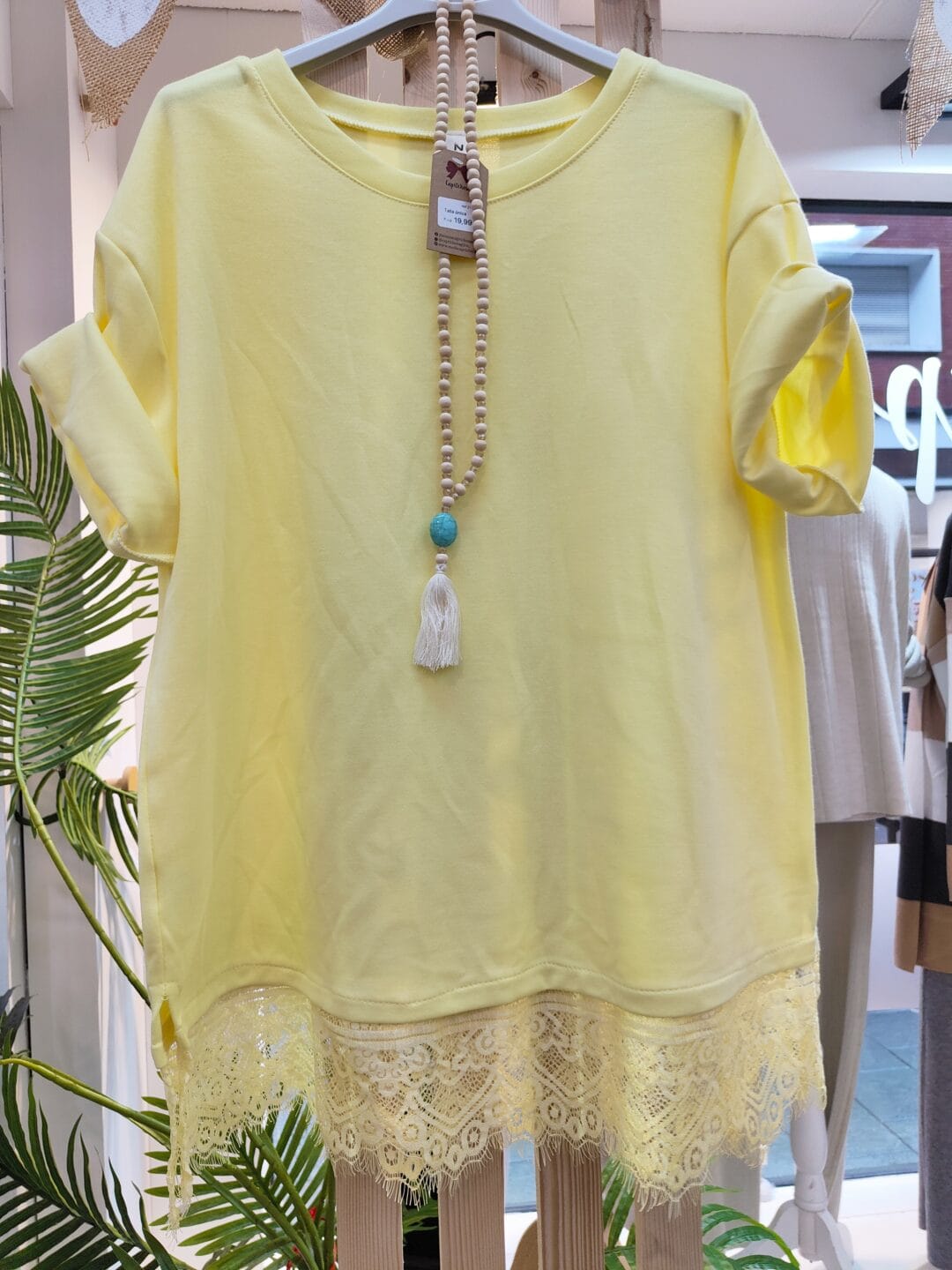 Camiseta con puntilla | colores en tendencia