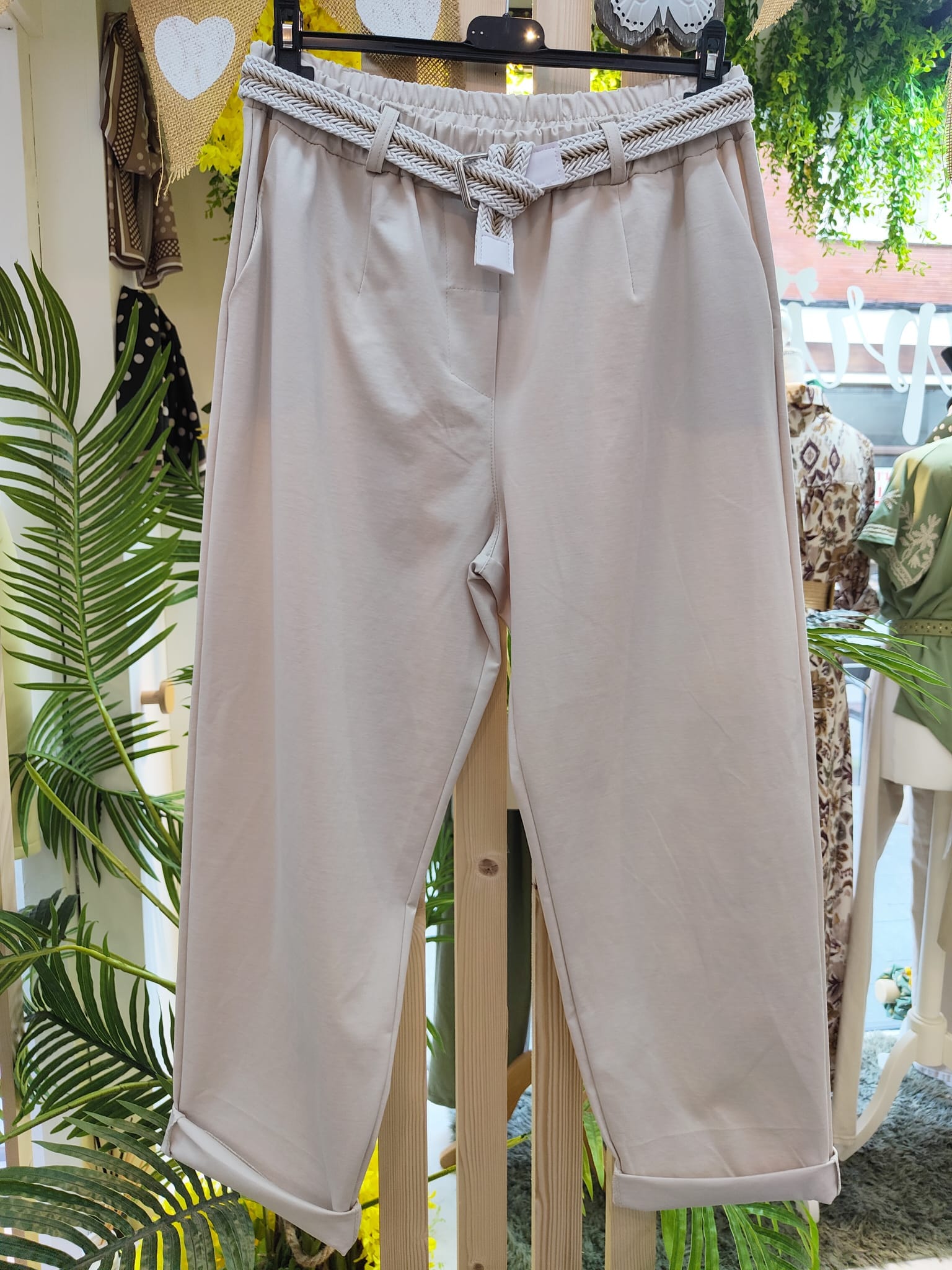 pantalon ancho beige.