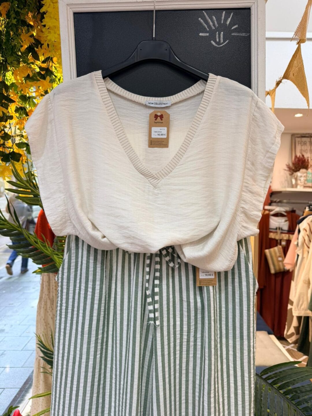 Camiseta básica con escote en pico | Colores de temporada