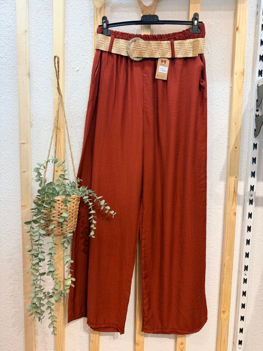 Pantalón fluido con cinturón incluido