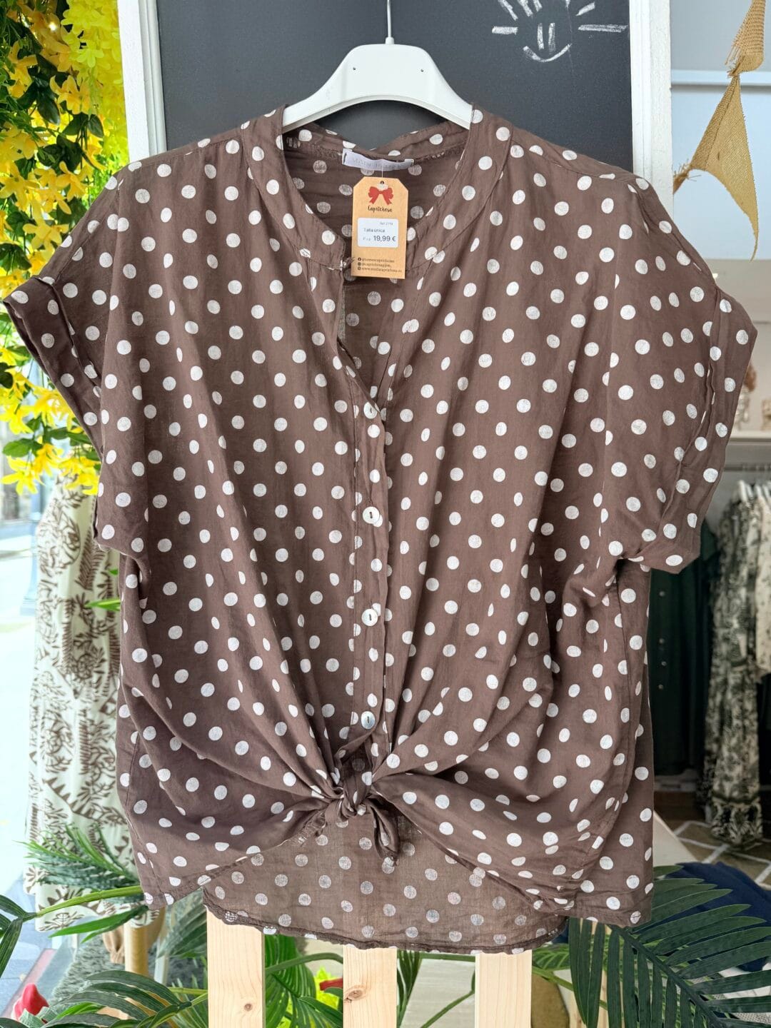 Blusa de topitos con nudo en la barriga