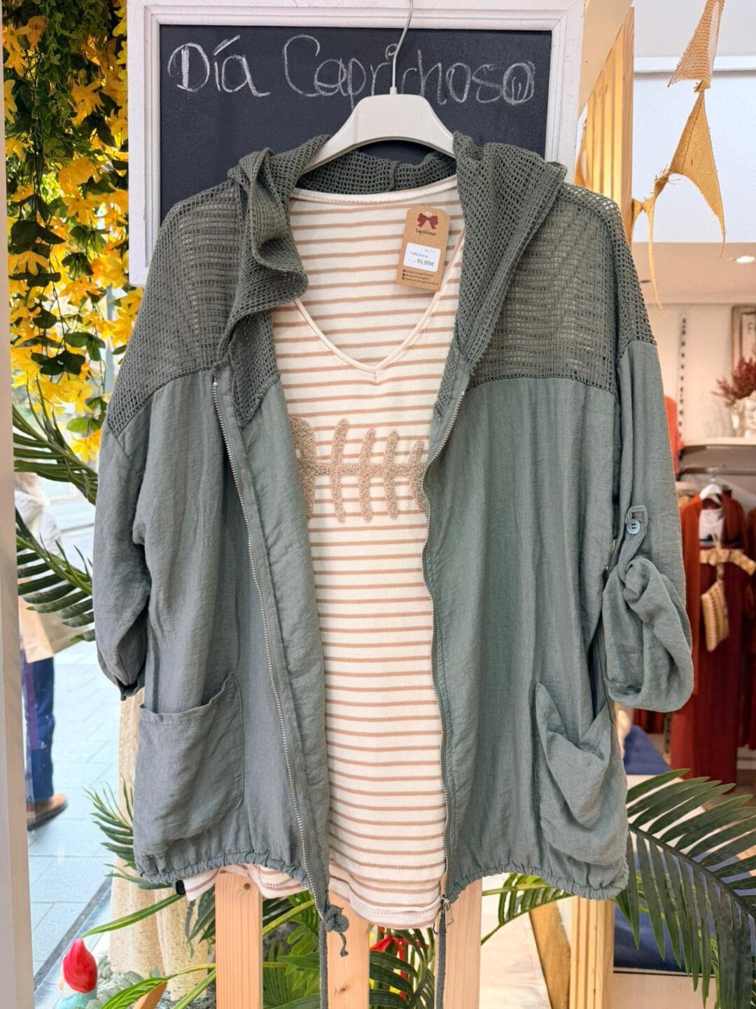 Chaqueta con capucha y cremallera