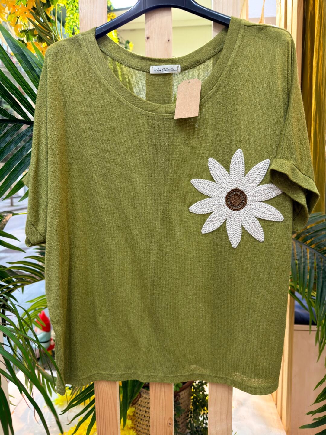 Blusa con flor artesanal