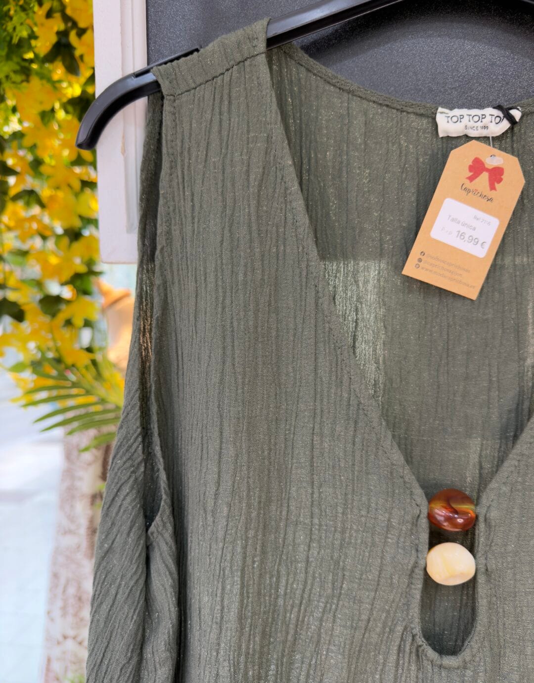 Camiseta de brillos con piedras en el escote