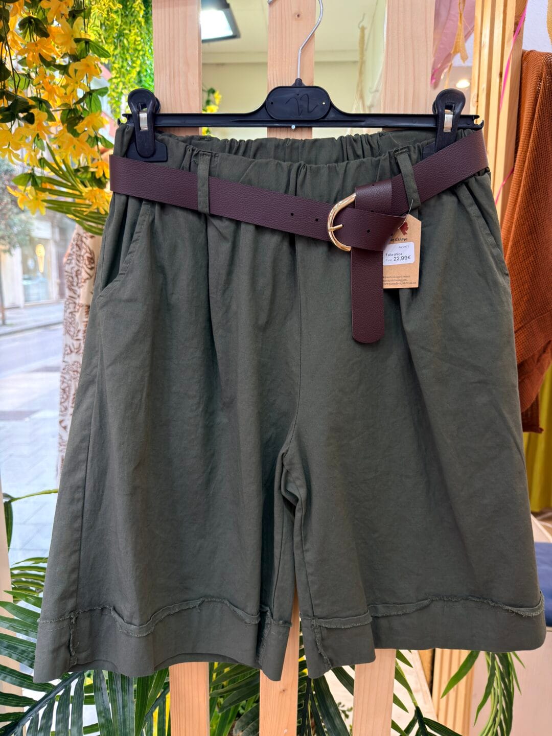 Short con cinturón