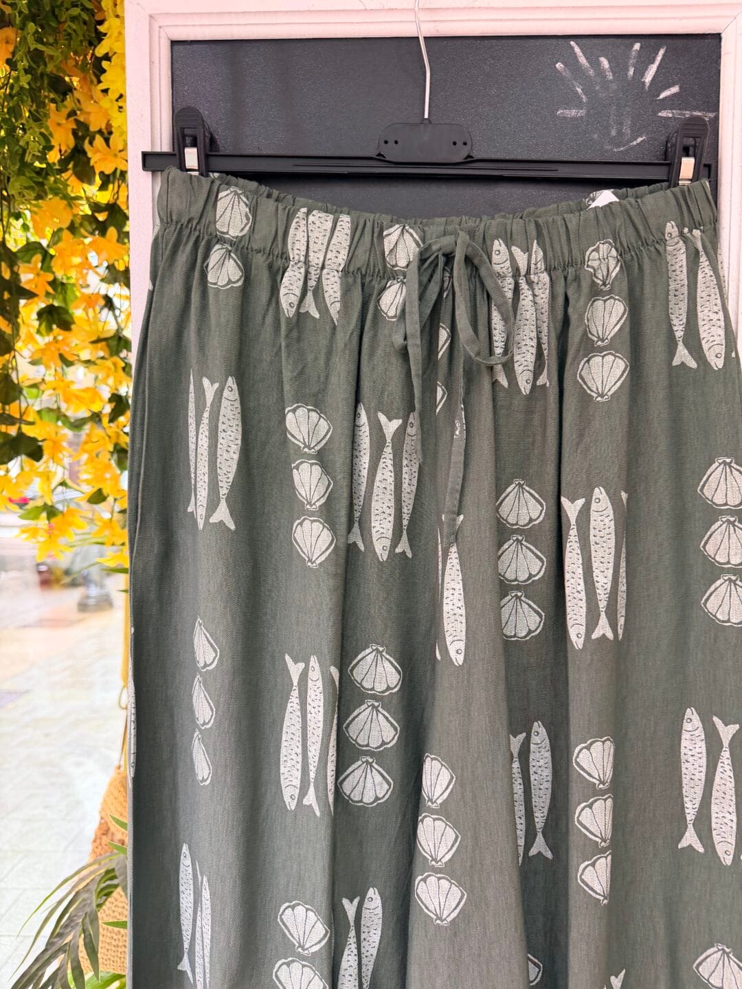 Pantalón estampado de peces