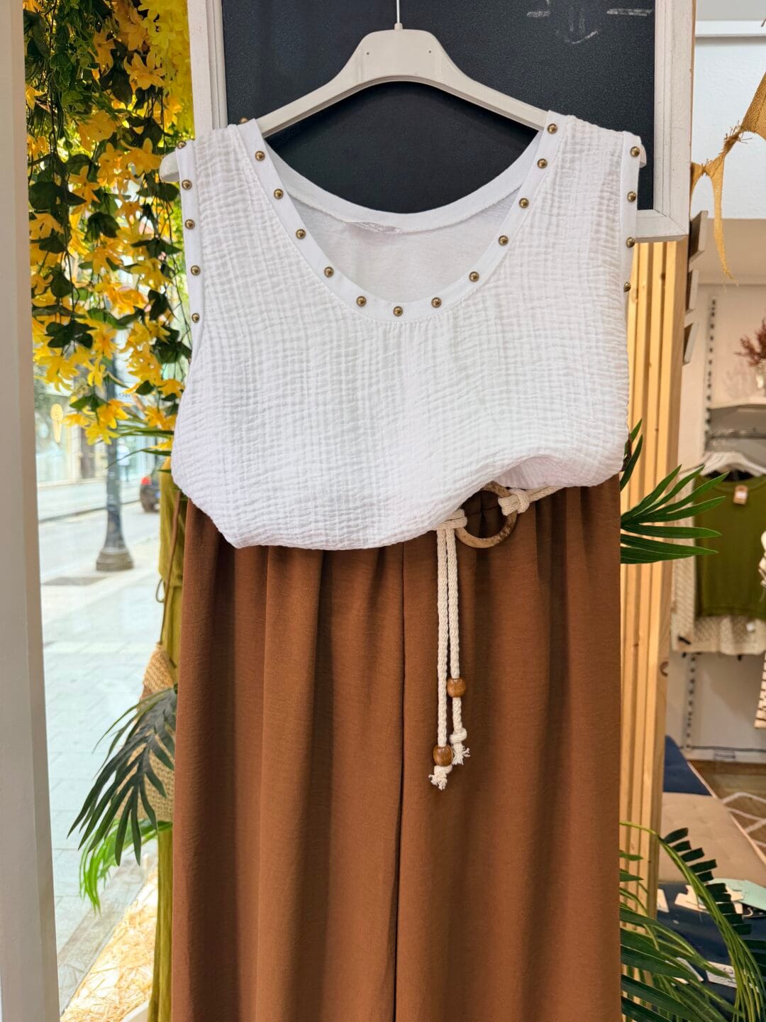 Camiseta básica con tachuelas