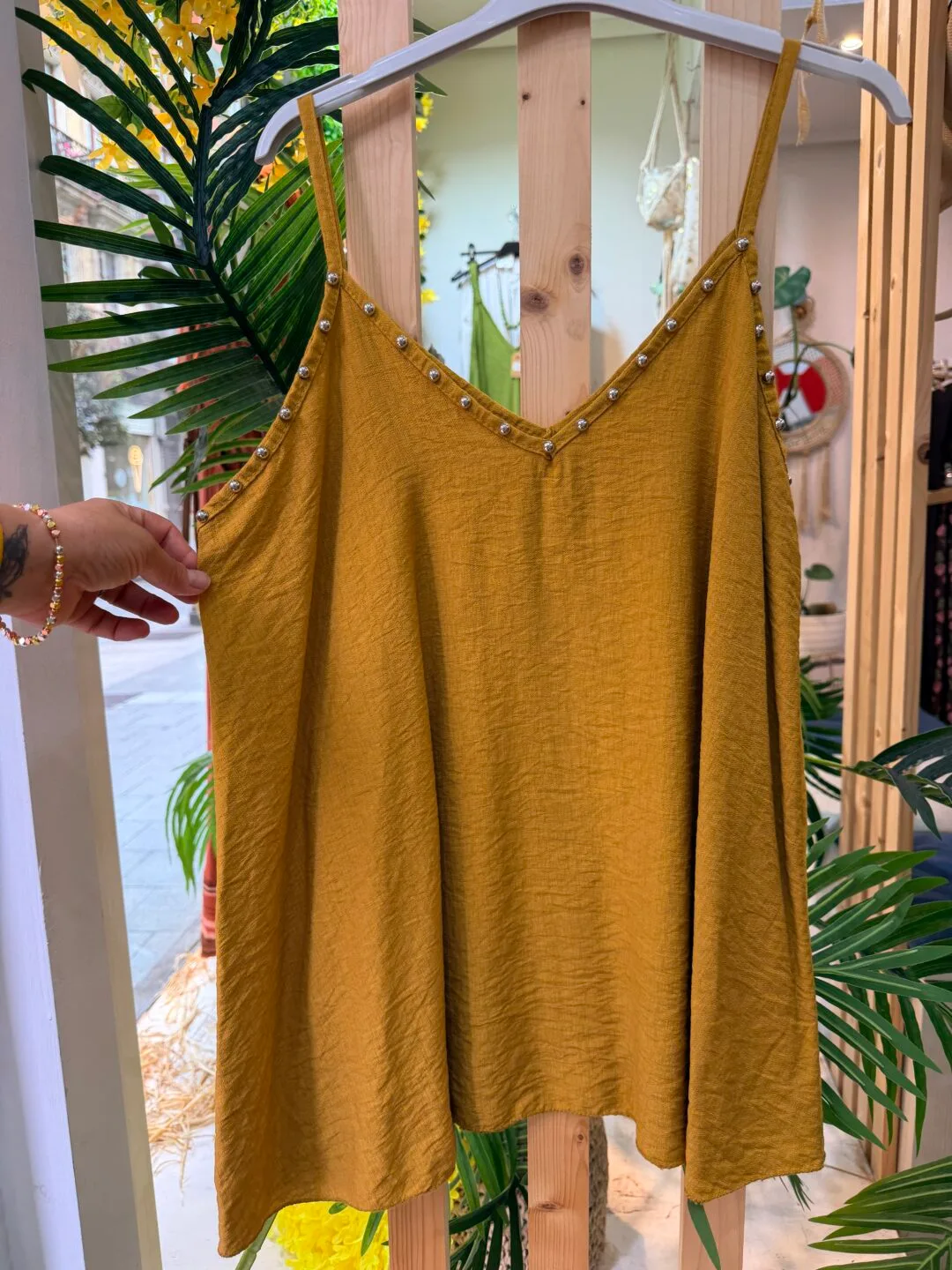 Blusa tirantes tachuelas