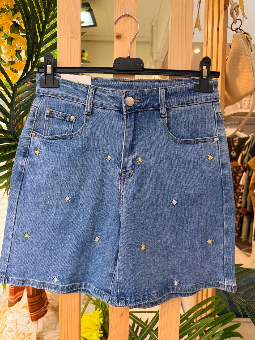 Pantalón corto bordado
