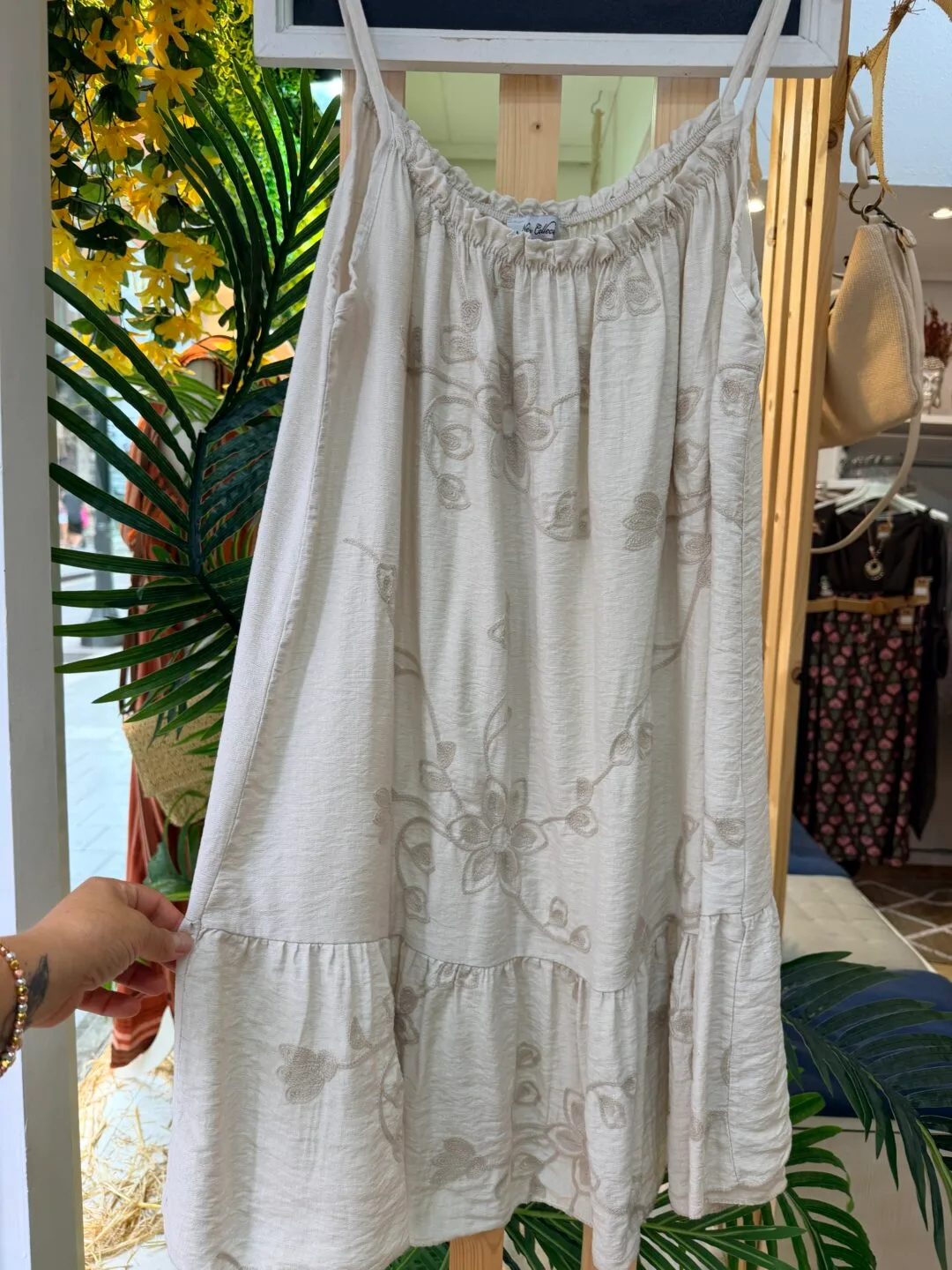 Vestido tirantes bordado floral en relieve
