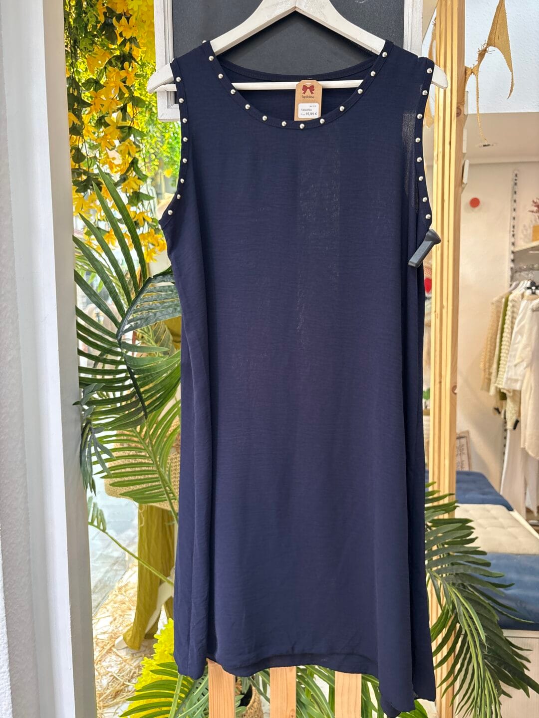 Vestido largo con tachuelas