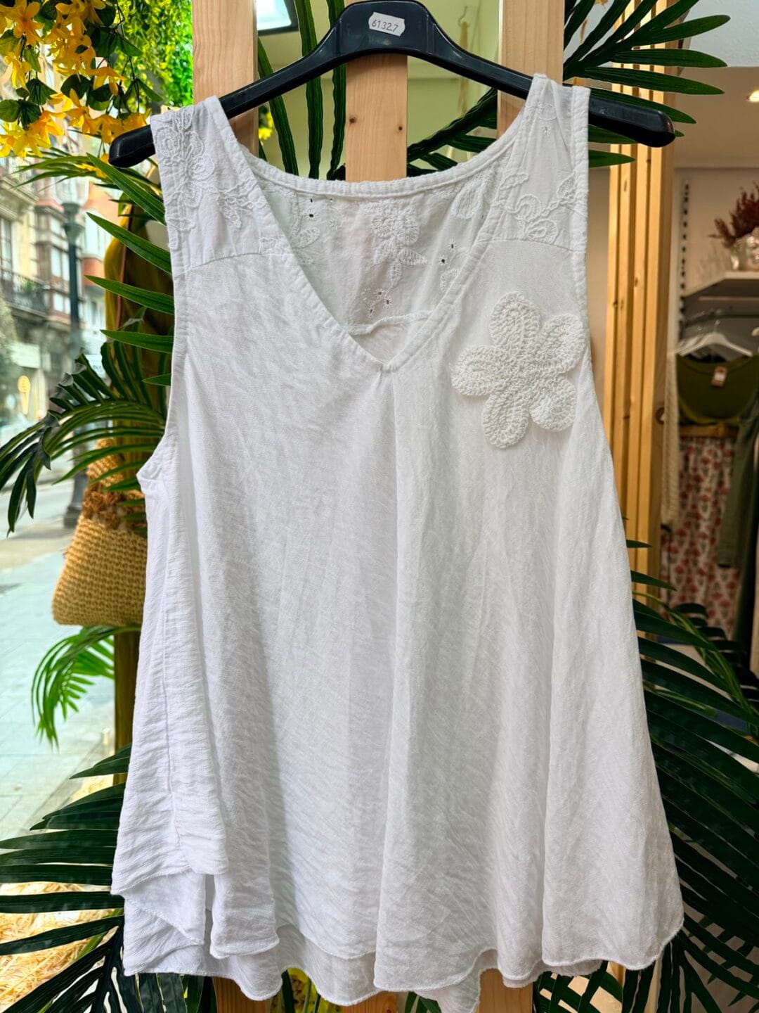 Camiseta de tirantes con flor