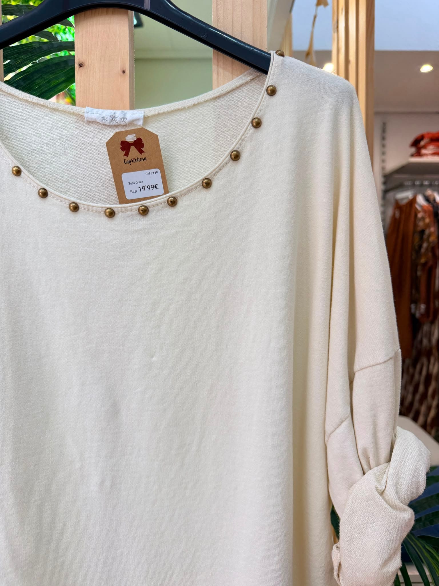 Camiseta beige con tachuelas y manga larga