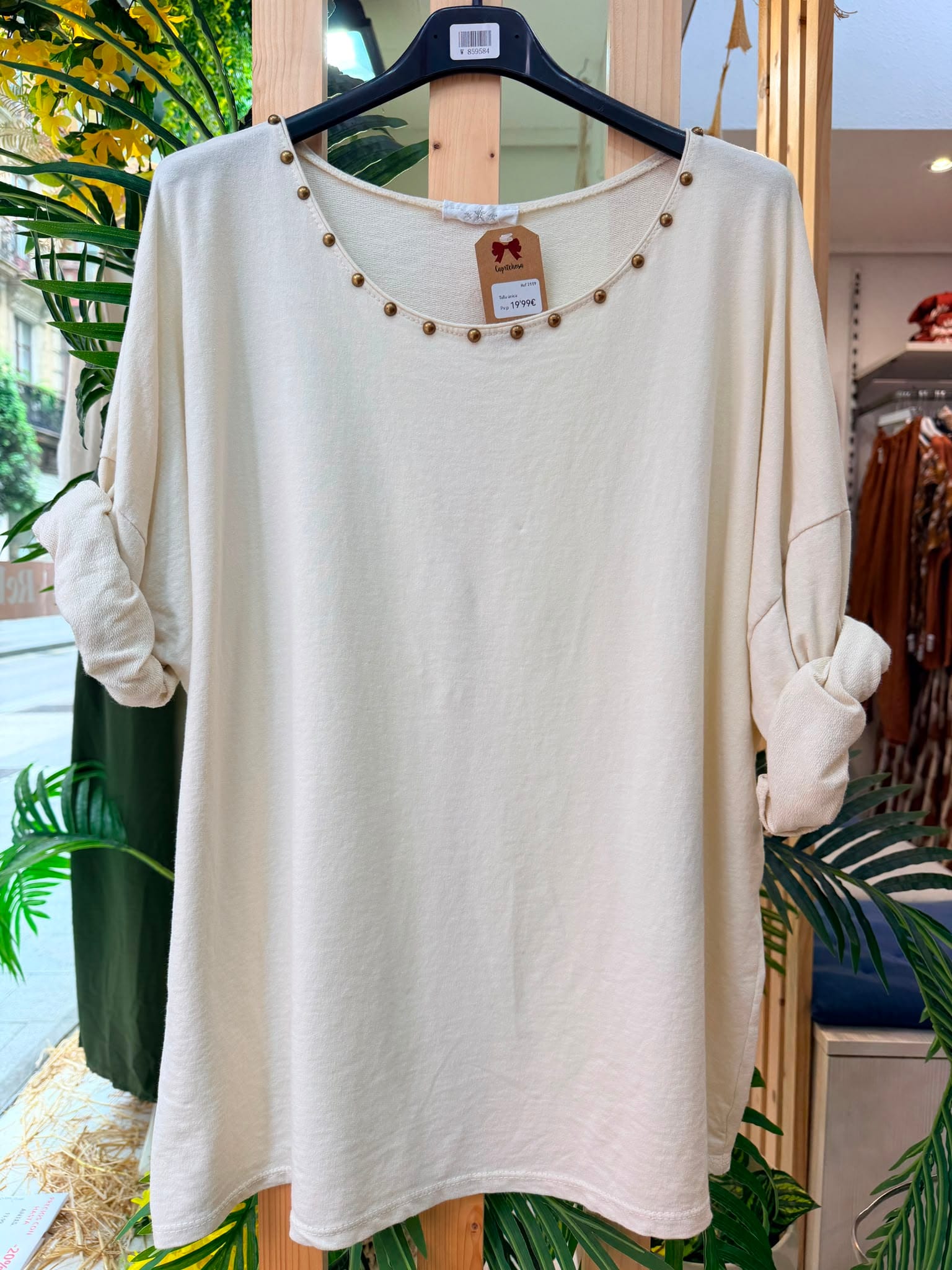Camiseta con tachuelas y manga larga beige
