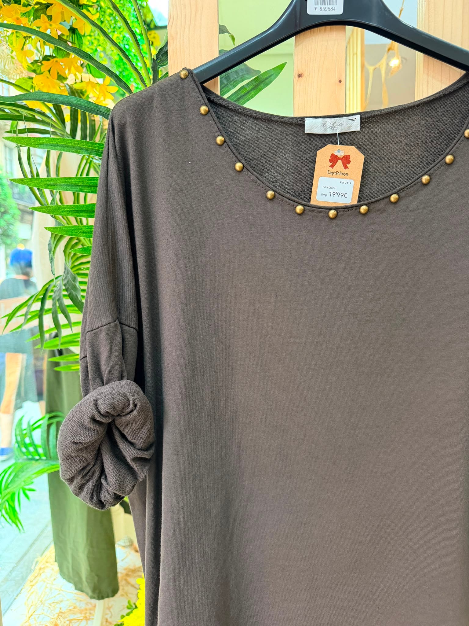 Camiseta con tachuelas y manga larga marrón