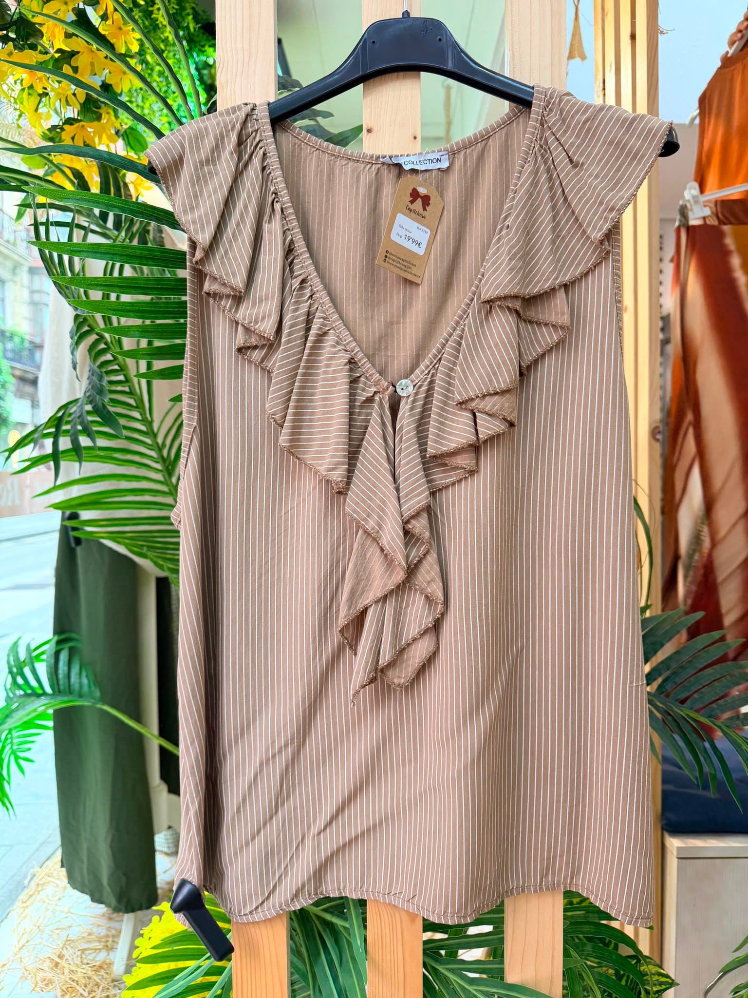 Camiseta de rayas con volantes en beige