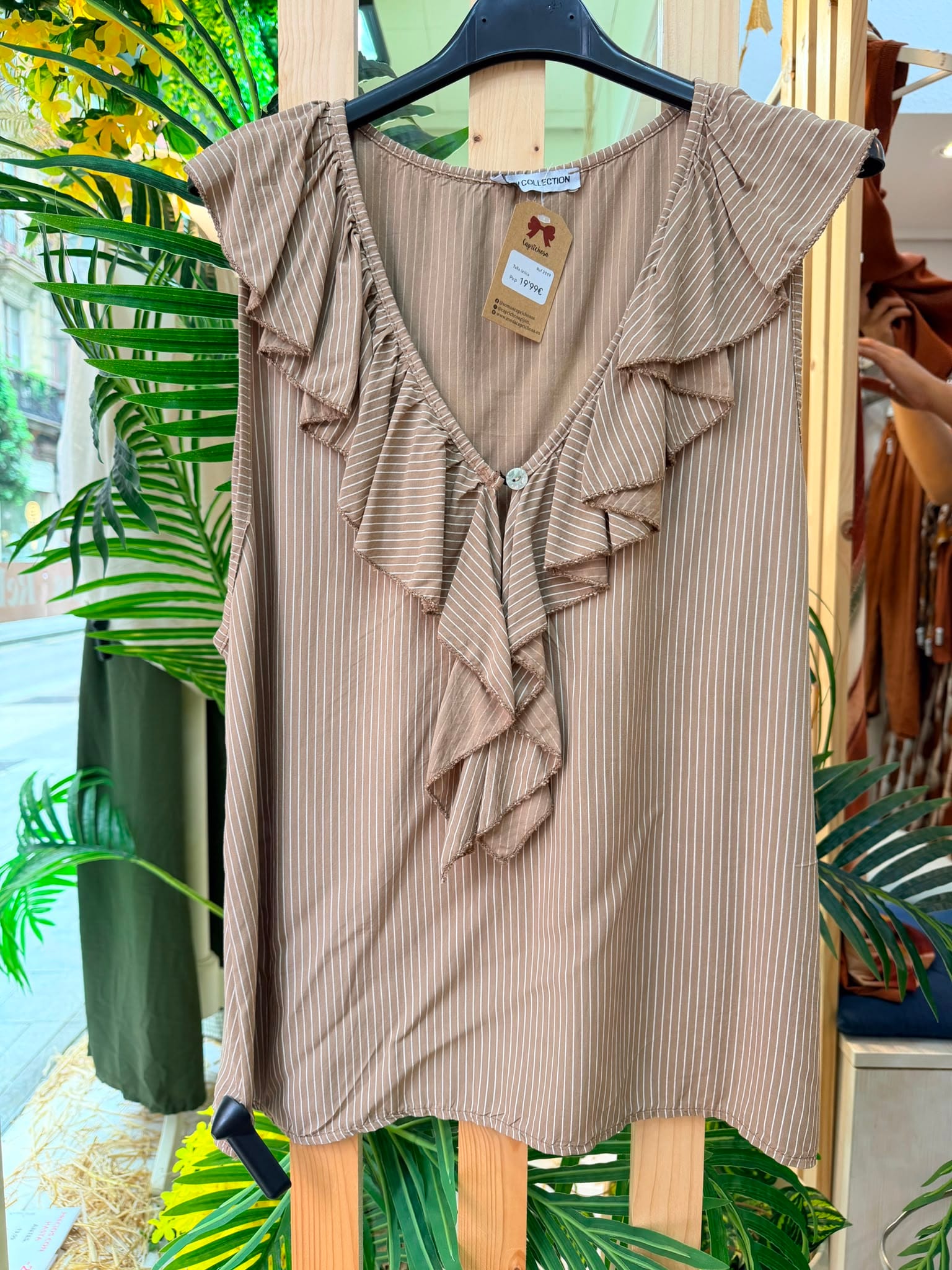 Camiseta de rayas con volantes en color beige